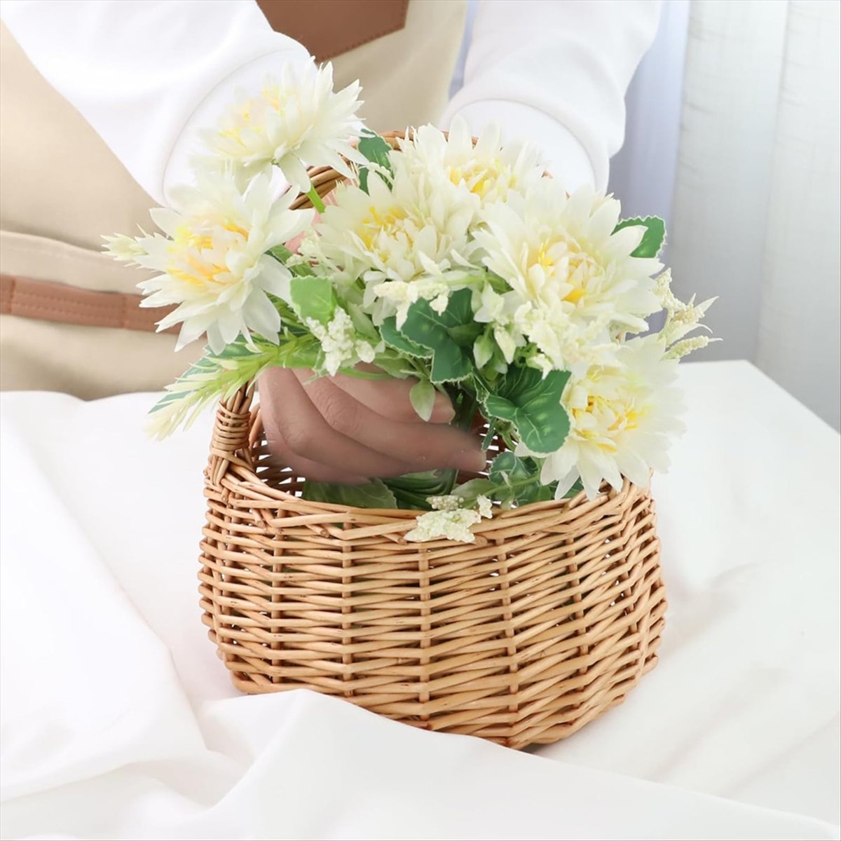 Wicker Picnic Basket with Hand - Home Decor Flowers 评论和价格